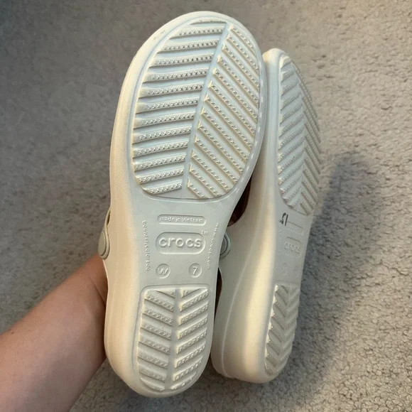Crocs Women's White and Gold Sandals- Size 7- Like New - Picture 6 of 8